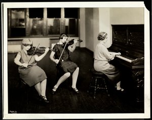 Groupe de trois jeunes femmes aveugles, l
